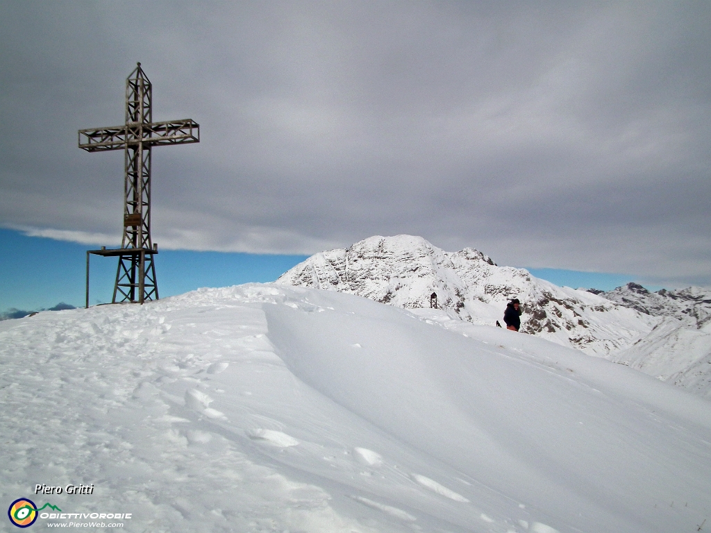 36 Croce di Cima Grem col Pizzo Arera alle spalle.JPG